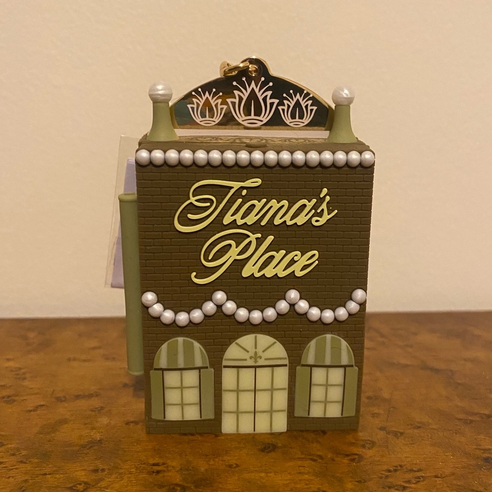 Tiana B&BW hand sanitizer holder